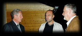 Prof. Dr. Wolfhardt Schlosser, Ralf Herold und Dr. Hilmar Hensel voer der Sternwarte in Sohland