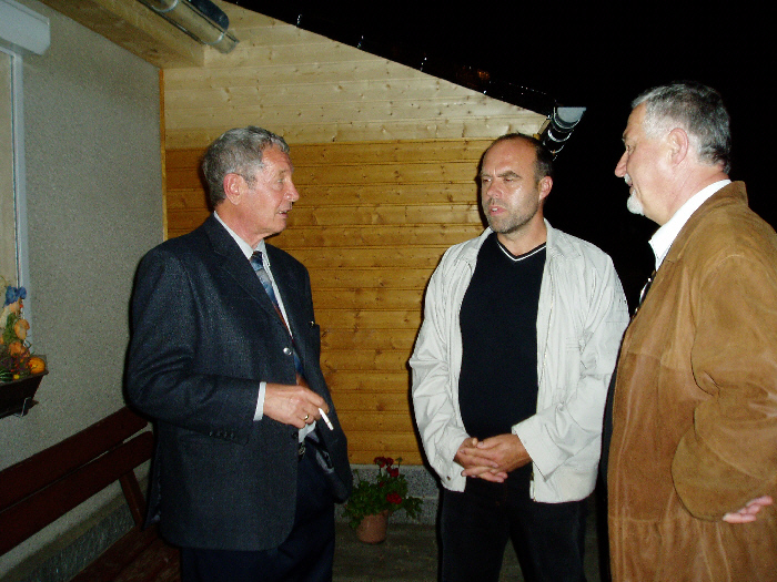 Prof. Dr. Wolfhardt Schlosser, Ralf Herold und Dr. Hilmar Hensel vor der Sternwarte in Sohland/Spree